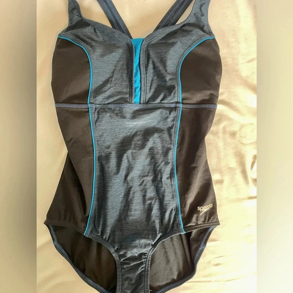 Speedo Women's One Piece Swimsuit - Picture 3 of 6